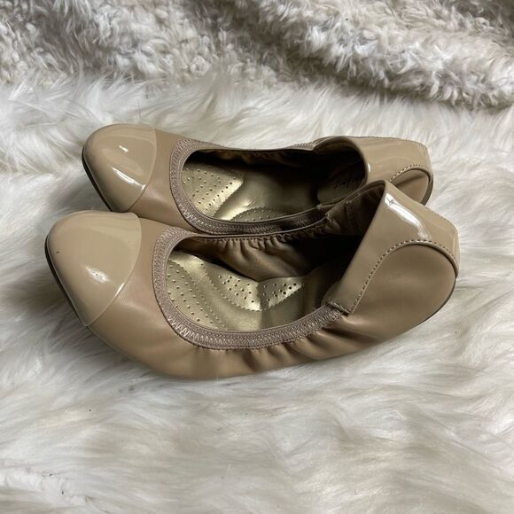 Dexflex Comfort synthetic leather beige and patent slip on flats size 7 - Picture 3 of 10